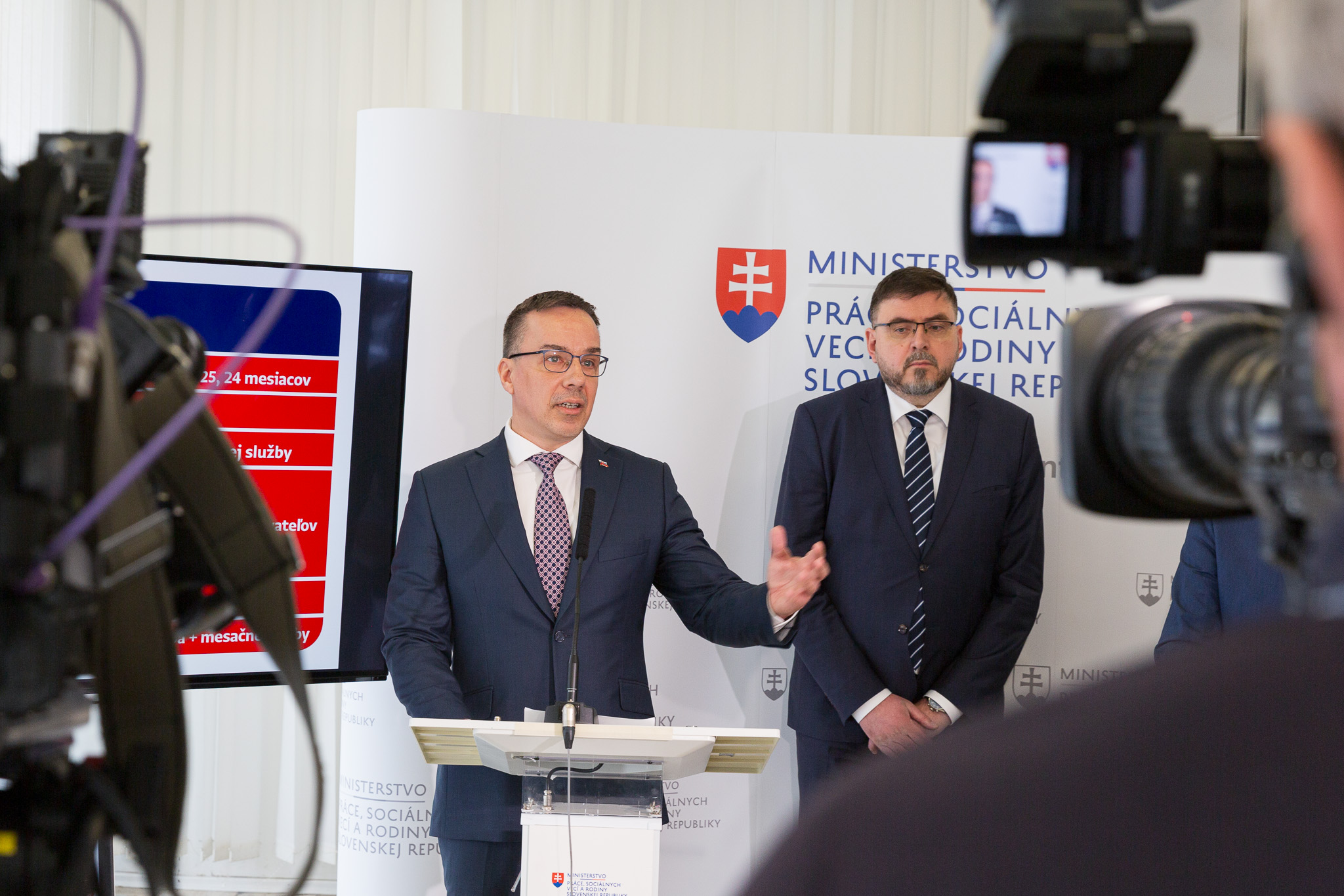 Minister práce Erik Tomáš na tlačovej konferencii k opatrovateľskej službe | WebJET CMS