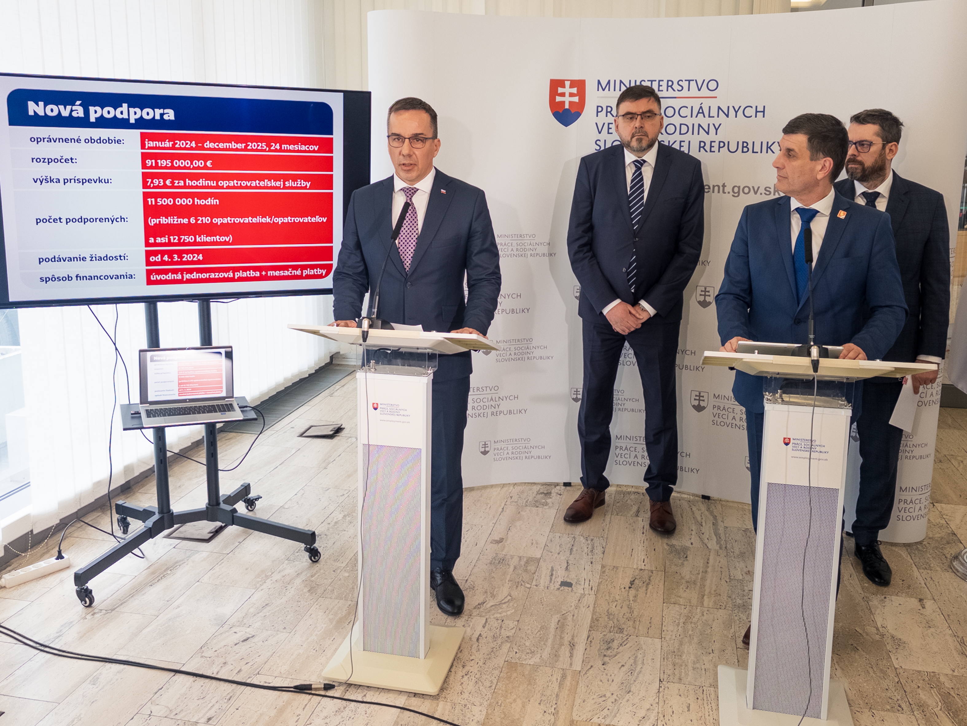 Minister práce Erik Tomáš so štátnym tajomníkom Branislavom Ondrušom na tlačovej konferencii k opatrovateľskej službe | WebJET CMS